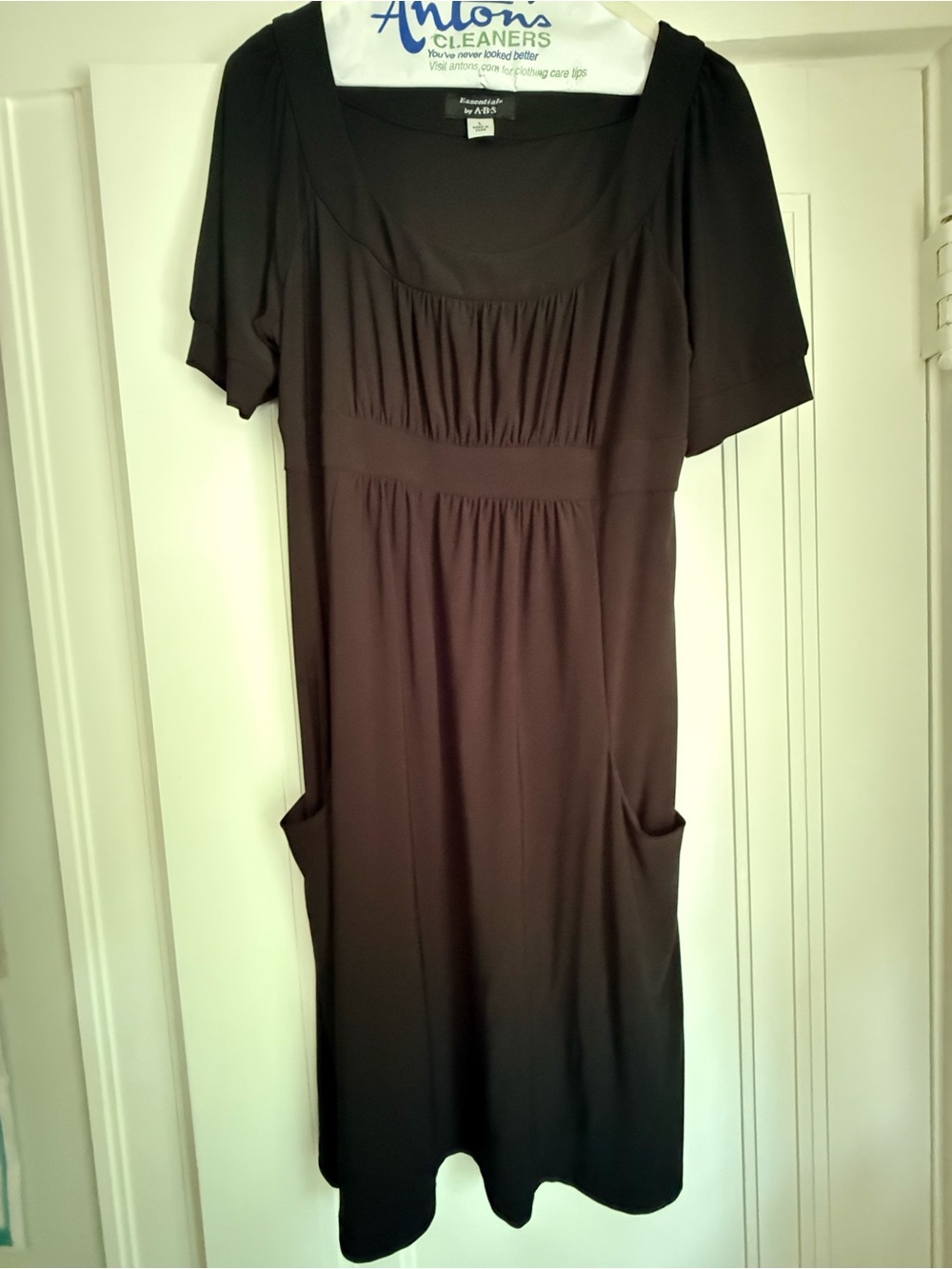 Classic Black Midi Dress with Scoop Neck and Pockets